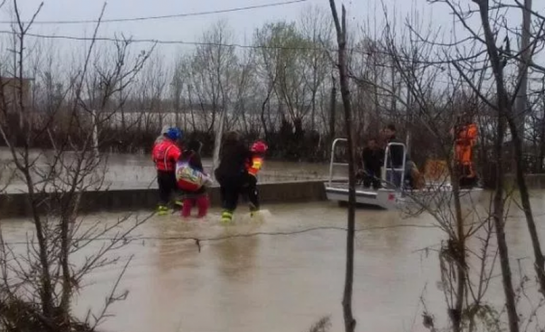 Përmbytjet/ Banorët e Porto-Romanos në protestë: Bashkia të zhbllokojë kanalet (Video)