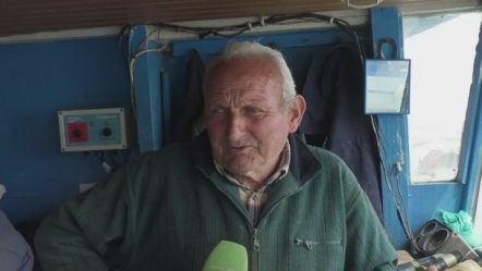 Një jetë në det, historia e peshkatarit 81-vjeçar nga Vlora: I bëj thirrje shtetit të… (VIDEO)