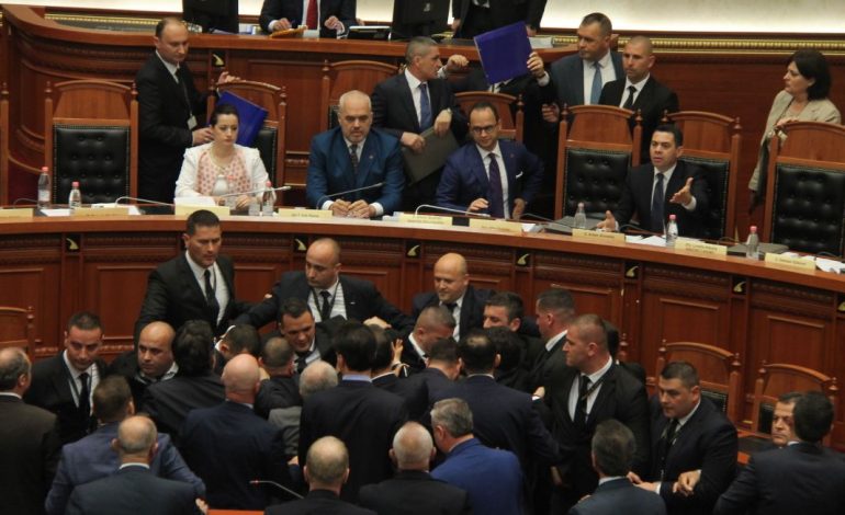 Zbardhet debati me dyer të mbyllura/ Salianji: Shoku Gramoz, ç’janë këto fletërrufe edukuese? Ruçi: Që ta dish ti, more djalë…