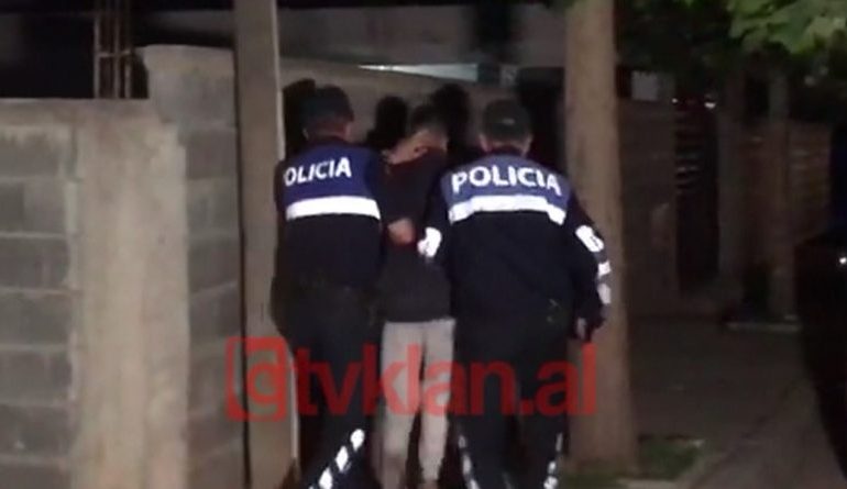 VIDEO/ GRABITJA ME VRASJE NE KAMEZ, momentet e shoqërimit të dëshmitarëve në polici