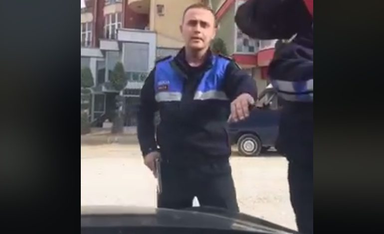 “Na vrave mo, na vrave”/ Polici nxjerr armën dhe “terrorizon” qytetarin… (VIDEO)