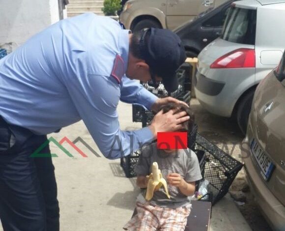 FOTO-LAJM/ Kishte humbur shtëpinë, Policia Bashkiake ndihmon 6-vjeçarin të gjejë gjyshen