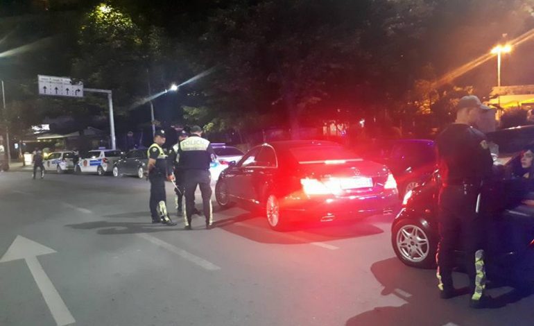 VIDEO/ “Merr frymë dhe fryji”, shoferi i dehur i bën ‘rezistencë’ policisë. 6 në pranga