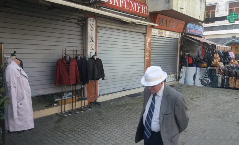 “Mosbindja civile” e opozitës / Në Lushnje asnjë biznes nuk i mbyll qepenat