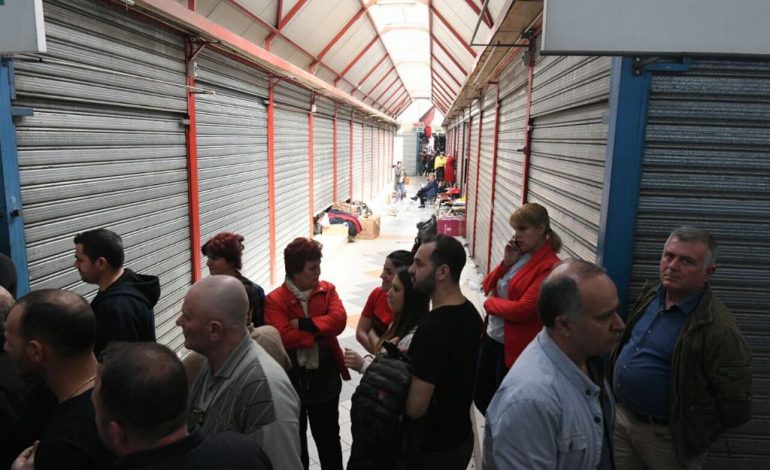 FOTOT/ Ironia e tregtarëve: Duam qeveri Rama-Basha si ajo e 18 majit