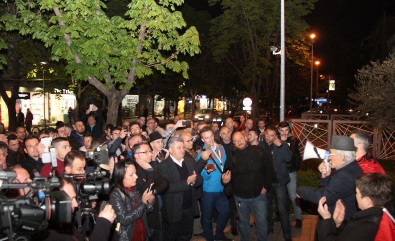 Tubimi për të ndaluarit e protestës/ Djali i njërit prej tyre: Babai im është 60 vjeç, s’më lejojnë që…