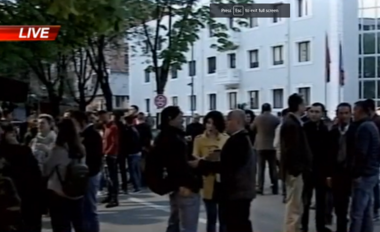 Vijon PROTESTA para Drejtorisë së Policisë/ Deputetë të PD tentojnë të hyjnë brenda