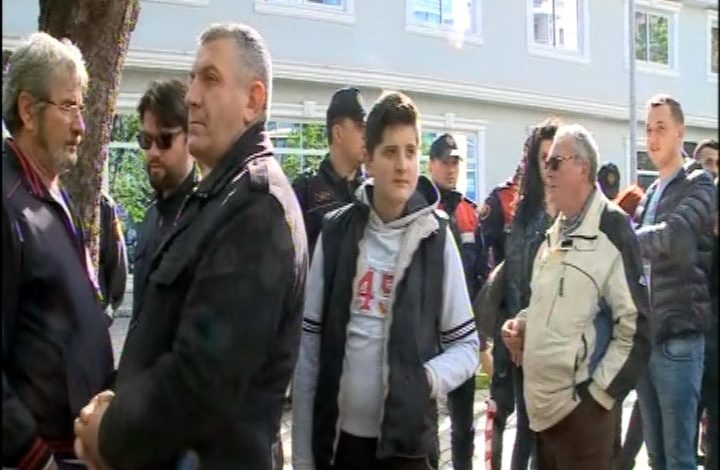 Arrestimi i protestuesve, qytetarët mblidhen sërish përpara Drejtorisë së Policisë: Rama ik