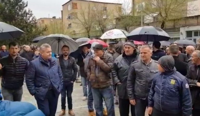 Video/ Banorët protestojnë para komisariatit të policisë së Kukësit: Kanë arrestuar pa të drejtë