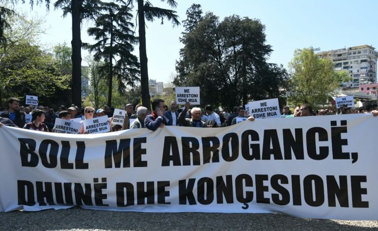 LIVE/ “S’jemi dele, jemi popull ujk”, protestuesit kundër Ramës: Do thyesh kokën në Kukës