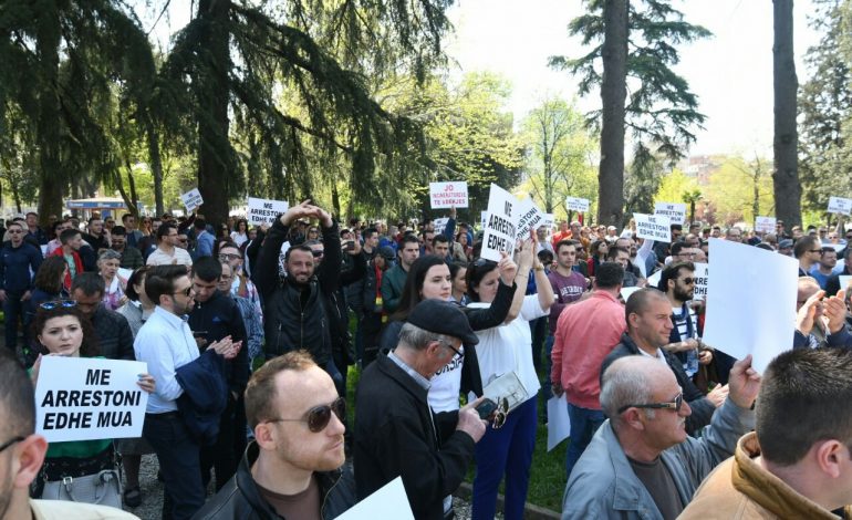 “Çamëria Republikë”, qindra qytetarë marshojnë në Vlorë me flamuj të BE e SHBA (Foto, Video)