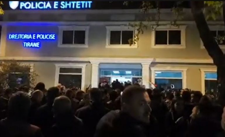 (VIDEO)/ Taksa për Rrugën e Kombit, situatë tensioni. Momenti kur protestues e deputetë të PD hyjnë në godinën e Policisë, Tiranë
