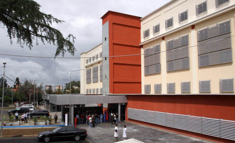 E RËNDË/ Humb jetën 21-vjeçarja në Tiranë, shkon në spital në gjendje të rëndë pas VETËHELMIMIT…