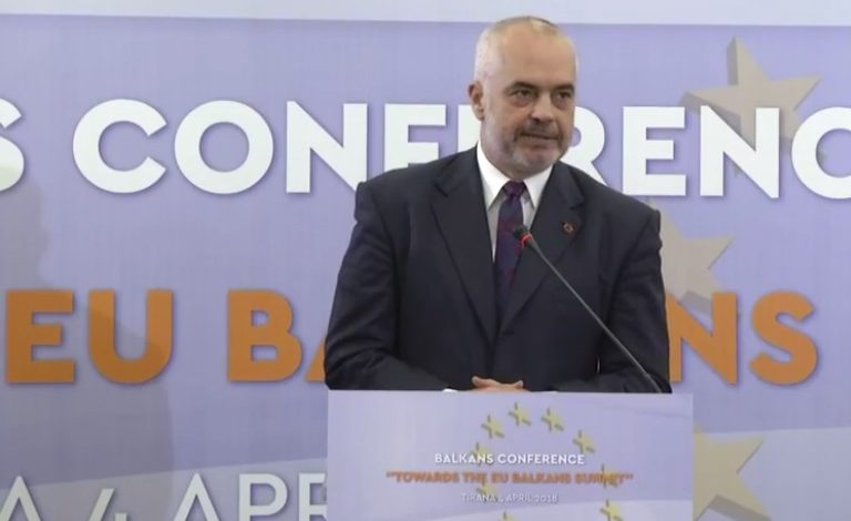 “Nuk flas për opozitën kur jam me njerëz që kuptojnë vetëm anglisht”, Rama ‘shmang’ protestën para gjykatës