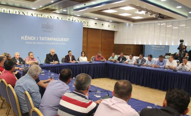 “Ku i gjeni këto shifra?”/ Rama kapet me përfaqësuesit e biznesit të vogël: Gënjeni!