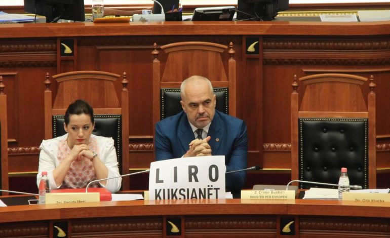 FOTO/ Rinis seanca parlamentare, PD dhe LSI mbajnë të bllokuar foltoren, Noka ka një mesazh për Ramën