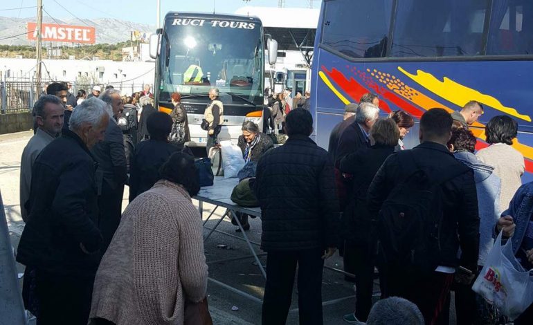 Radhë kilometrike në Kapshticë, shqiptarët dynden për Pashkët, punohet me 5 sportele