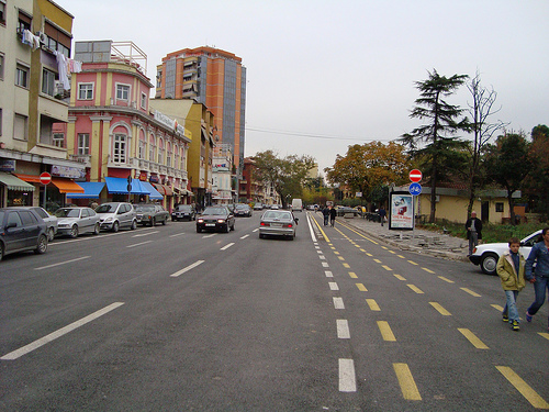 POGRADEC/ Automjeti PËRPLAS për vdekje këmbësorin. Autori largohet nga…