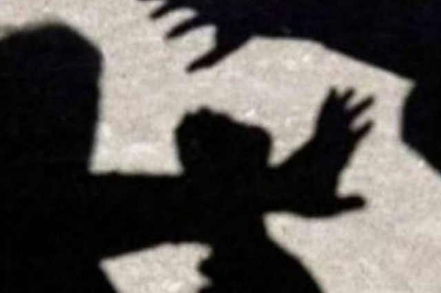 FOTO+VIDEO/ “Nuk thashë gjë, për Zotin”, dy djem shtrijnë përtokë të riun. Shkelma e grushte