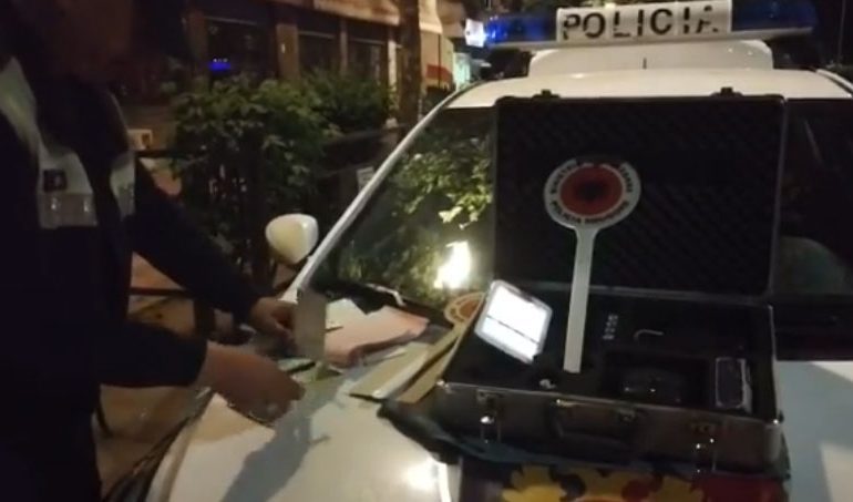 VIDEO/ Makina me shpejtësi skëterrë në Rrugën e Kavajës, policia në aksion. Ç’ndodhi mbrëmë në Tiranë