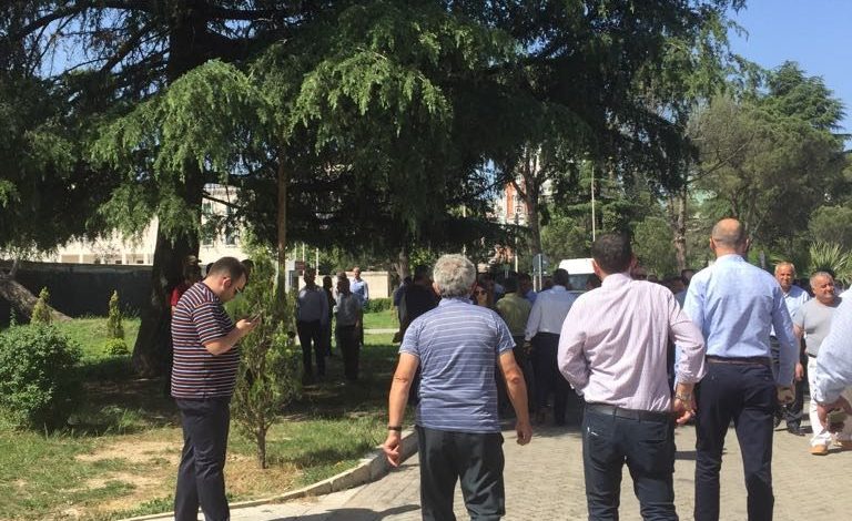Është 30 gradë, Basha po flet, por ja çfarë bëjnë delegatët jashtë Kuvendit