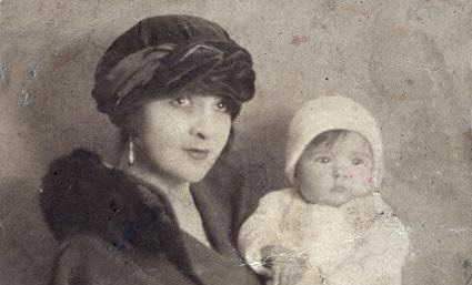 SARA BLLOSHMI/ Si i skandalizonte burrat në vitet ’20 mbesa e Ismail Qemalit