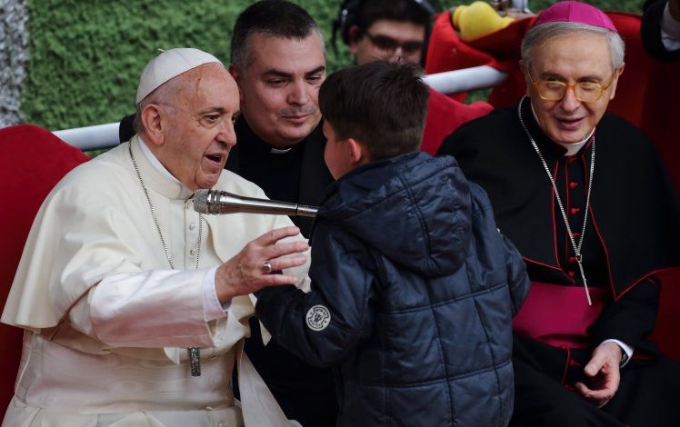 Pyetja që ky djalosh i bëri Papës, i bëri të gjithë të qajnë (Video)   