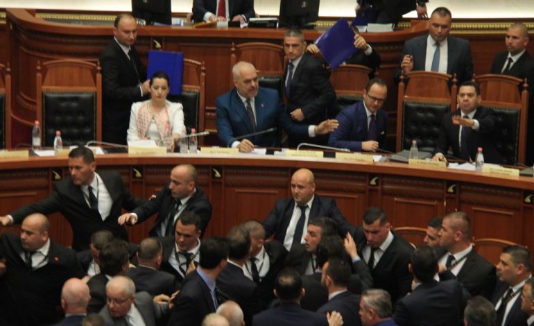 Opozita ja arriti qëllimit, serbët dhe rusët bëjnë gallatë me ne: Shihni estradën në Parlamentin Shqiptar!