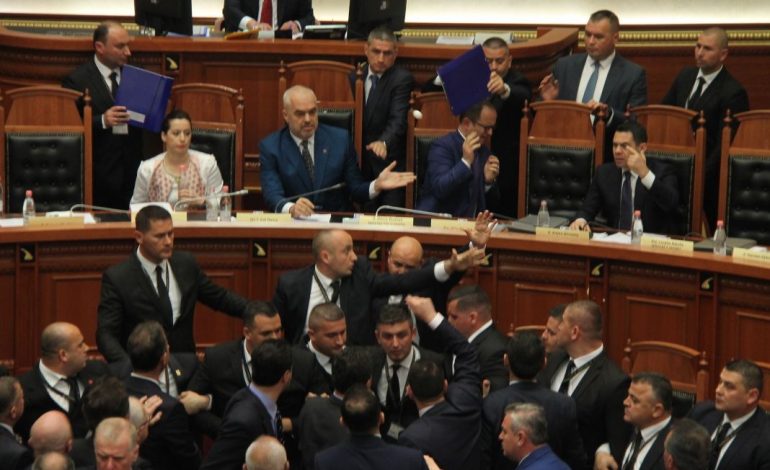 PERPLASJA/ “Në të sëmës do shkosh’, debati Noka-Rama. Kryeministri urdhër Gardës të largohen, Berisha thotë “trap”…