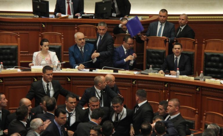 Mbyllet mbledhja e Byrosë/ Merret VENDIMI për 6 deputetët e opozitës dhe ministrin Bushati