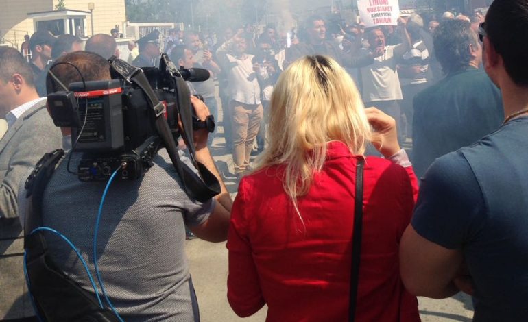 Tymuese e shashka në protestën për kuksianët, Voltana Ademi dhe dy deputetë të PD në Komisariat për 3 të ndaluarit