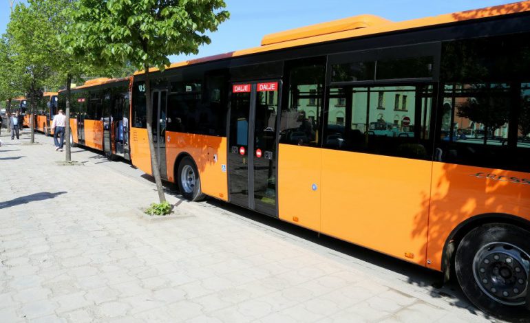 Tashmë transporti publik nuk mund të ndalojë jashtë statcionit/ Policia penalizon drejtuesit e mjeteve (VIDEO)