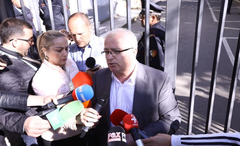 MASA E SIGURISË për 23 të arrestuarit/ Deputetët e PD shkaktojnë tensione në Gjykatën e Tiranës. Spaho: Më dhunoi policia
