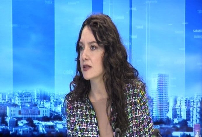 “Pse nuk informoni qytetarët?” Spiropali kapet me gazetaren: S’je përfaqësuesja e kuksianëve