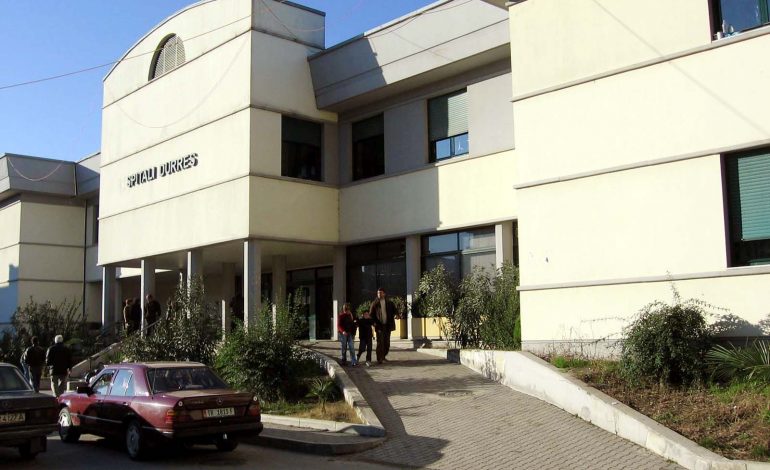 Dorëhiqet papritur, (e pa arsye) kreu i Spitalit të Durrësit/ EMRI që e zëvendëson