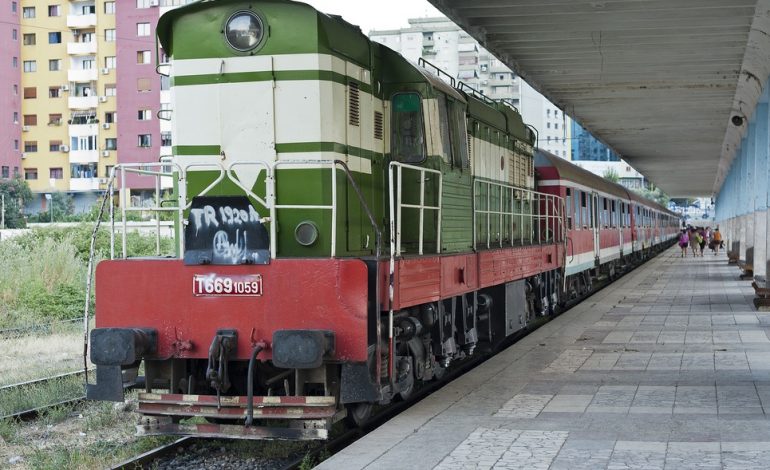 Qeveria hap garën për hekurudhën Tiranë-Durrës-Rinas, afat deri më 31 maj