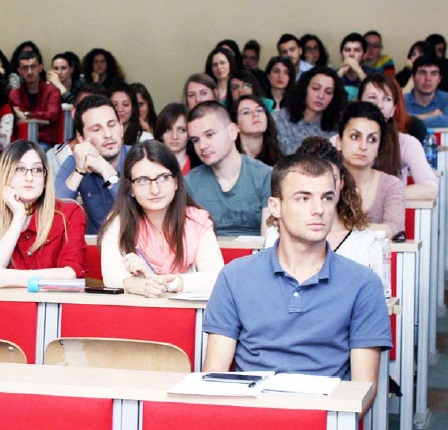 Studentët shqiptarë të gatshëm të ikin jashtë; pritshmëri page më e ulët se në rajon