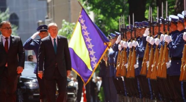 NUK LEJOHET në Europë/ Erdogan mbledh 10 mijë turq në Sarajevë