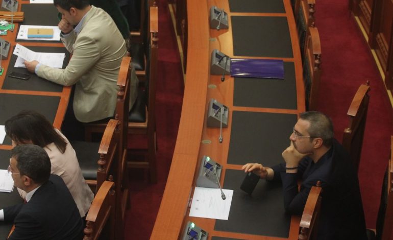 FOTOT/ Puthje e përqafime, si e pritën Tahirin në Kuvend. Deputetët e ministret që e takuan
