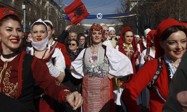 The Guardian: Armiqtë e hidhur të Kosovës po kërkojnë të shërojnë plagët e vjetra