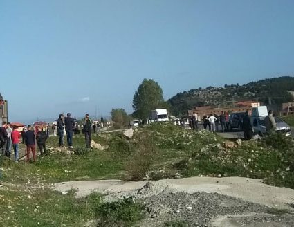 FOTOT/ Kamioni përplaset me trenin në Milot, përfundon poshtë urës. Tre të plagosur