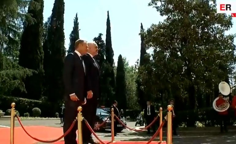 NEGOCIATAT/ Donald Tusk mbërrin në Tiranë, pritet me ceremoni zyrtare nga kryeministri Rama (VIDEO)