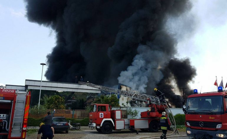 VIJON ZJARRI NE KASHAR/ Shtëllunga tymi dhe flakë gjigande, pamjet e frikshme nga zjarri në fabrikën e riciklimit