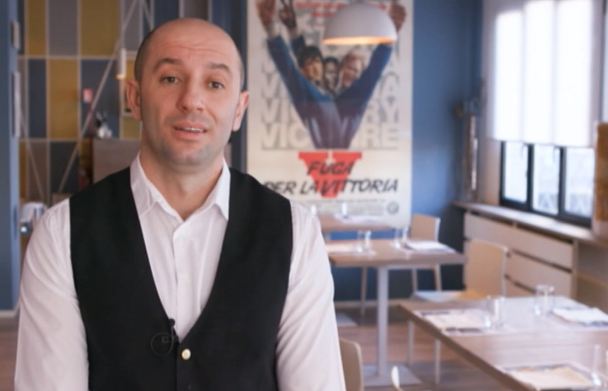 Njihuni me Elsonin, të burgosurin shqiptar që punon si kamarier në një restorant në Milano