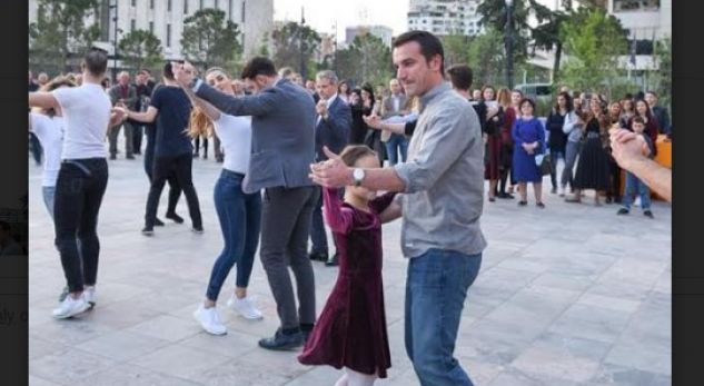 Për herë të parë në Tiranë “BALLO VIENEZE”/ Ja partnerja që e shoqëron Veliajn në prova (VIDEO)
