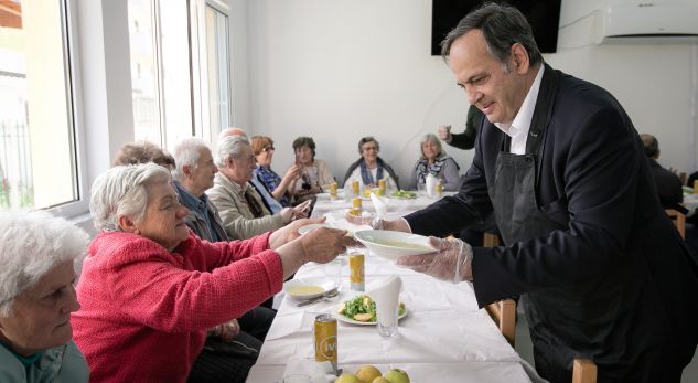 Knut Fleckenstein vesh përparësen dhe u shërben familjeve shqiptare në nevojë
