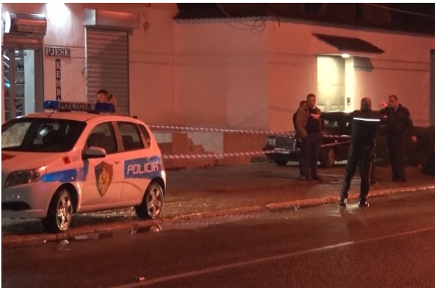 KATËR TË PLAGOSURIT/ Zbardhen DETAJET: I dehuri sulmon me thikë njerëzit në rrugë, derisa… (VIDEO)