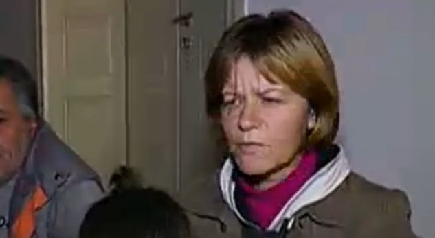 E FUNDIT, TIRANË/ Burrë dhe grua hipin mbi vinç, kërcënojnë me vetëvrasje
