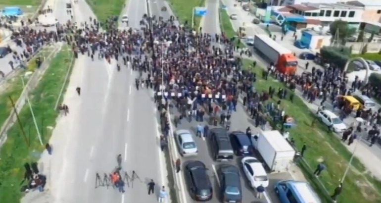 FOTOLAJM/ Ja sa protestues kanë bllokuar autostradën në Vorë