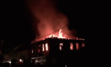 E FUNDIT/ Zjarr MASIV në një pallat në Durrës, tre zjarrfikëse në vendngjarje
